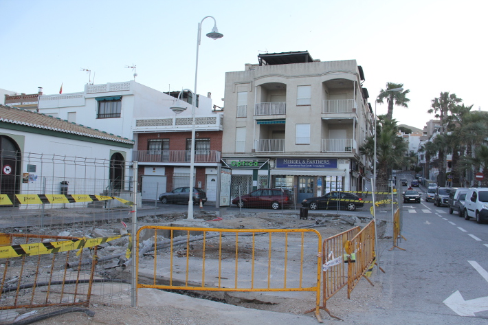 Trfico Almucar informa de los desvos por obras en la calle Bikini y acceso a la playa de La Herradura